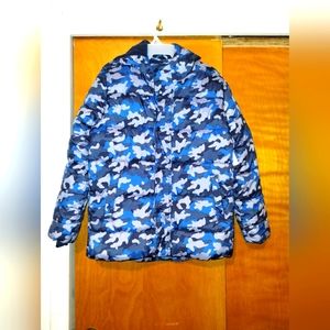 Amazon Essentials Boys Hooded Puffer Jacket Blue/Gray Camo